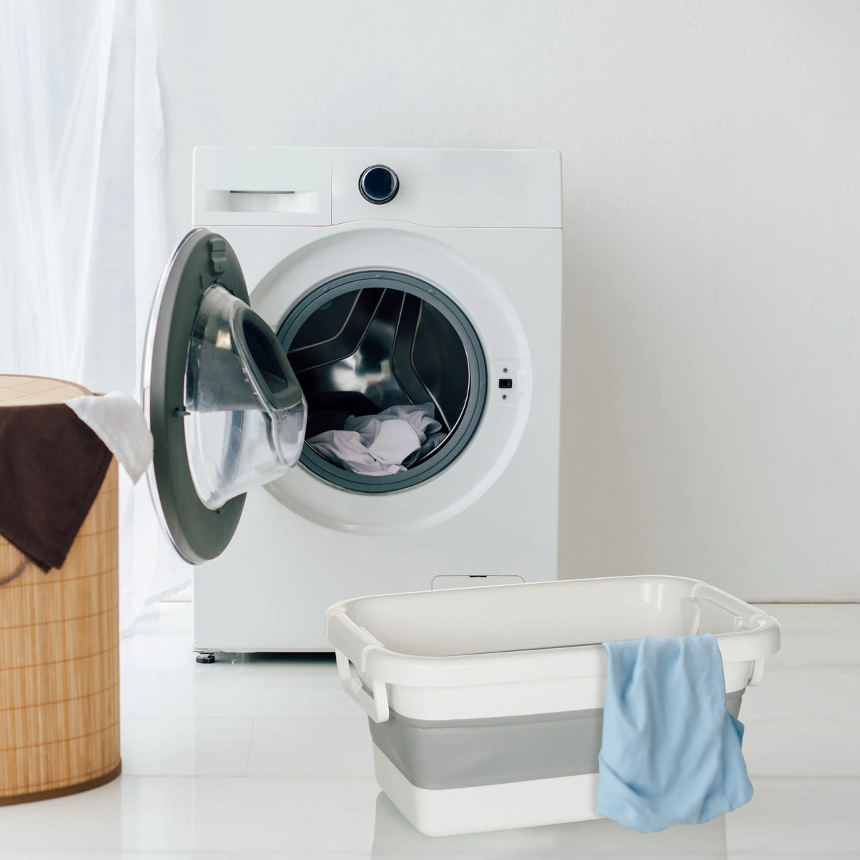 Grau-weißer Faltbehälter CLEAN SILW neben einer Waschmaschine von hjh OFFICE