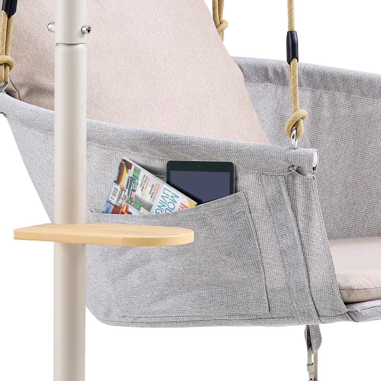 Seitentasche mit Tablet und Magazin am Hängesessel Skylo inklusive kleinem Beistelltisch von hjh LIVING (KI-generiertes Bild)