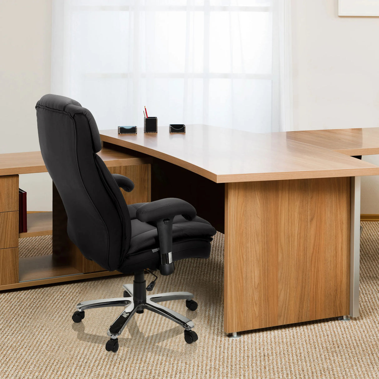 Schwarzer Drehstuhl BUILDER XXL I aus Kunstleder an einem Schreibtisch von hjh OFFICE