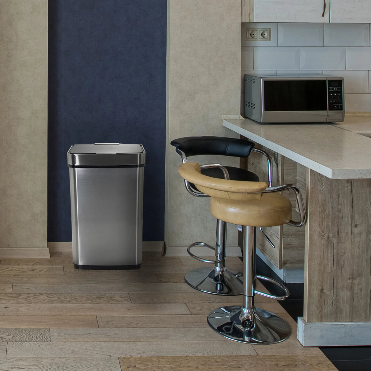 Silberner Sensor-Mülleimer CLEAN IV mit 60 Litern Fassungsvermögen in einer Küche von hjh OFFICE