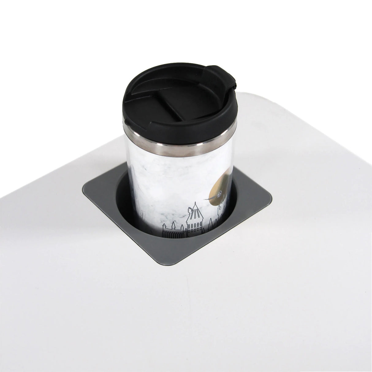 Integriertem Becherhalter mit Thermobecher auf der weißen Tischplatte des Stehschreibtisches STAND VM-SU I von hjh OFFICE
