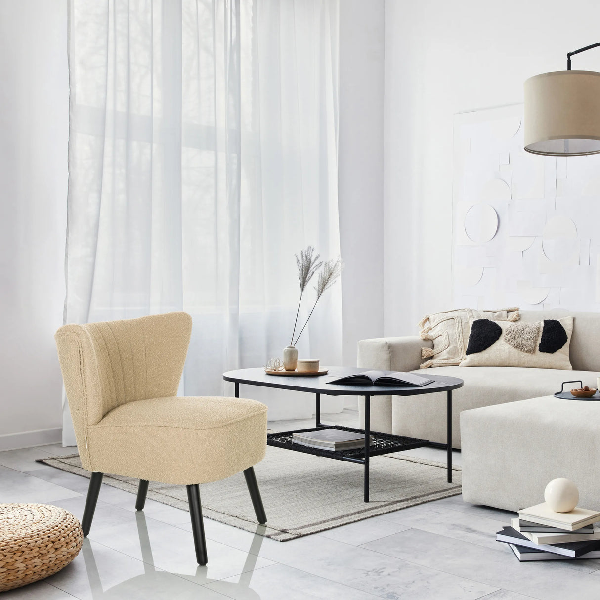 Beiger Loungesessel MANISO mit schwarzen Beinen in einem modern eingerichteten Raum von hjh LIVING