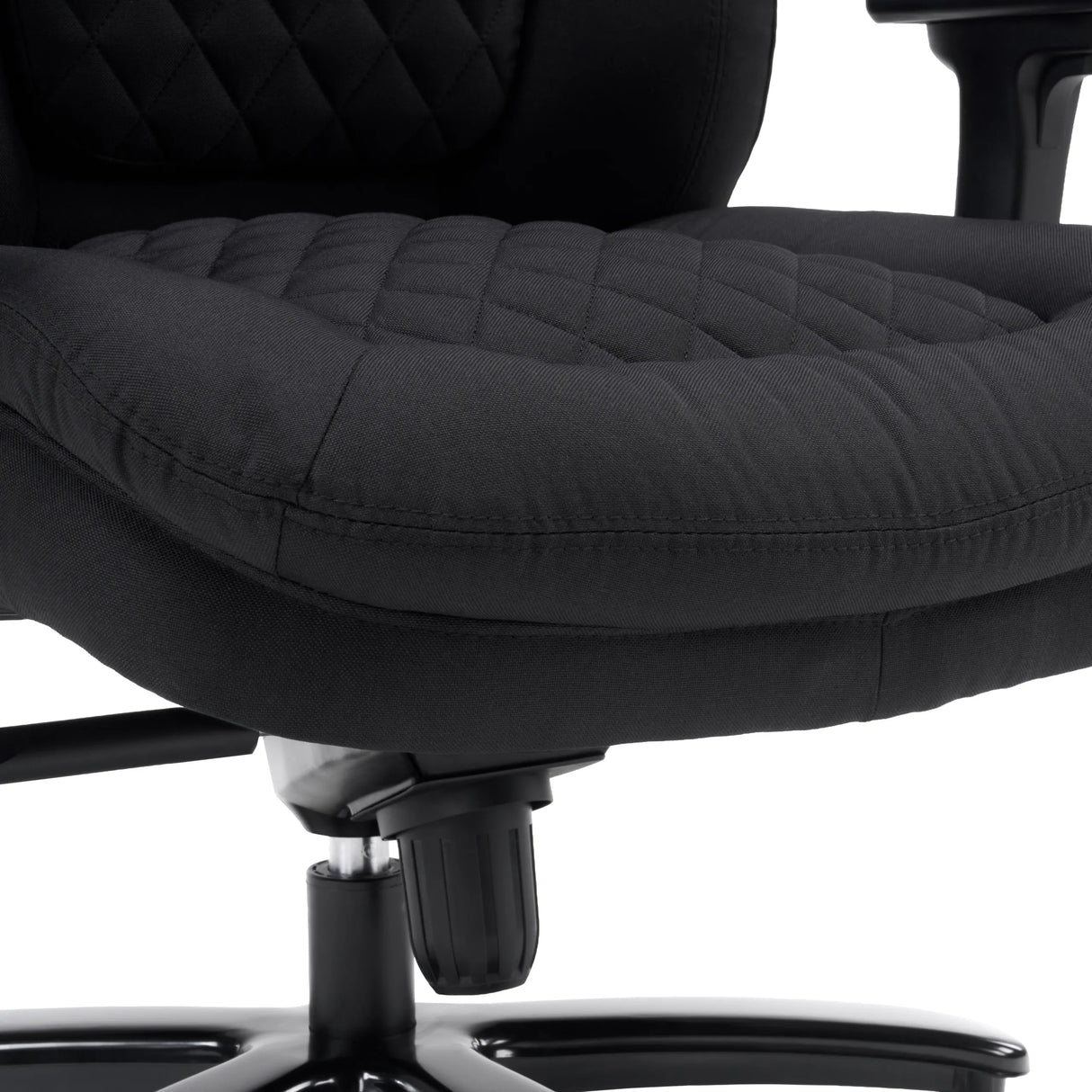 Schwarz gesteppte Sitzfläche des Drehstuhls XXL Pullmann Gen2 aus Stoff von hjh OFFICE
