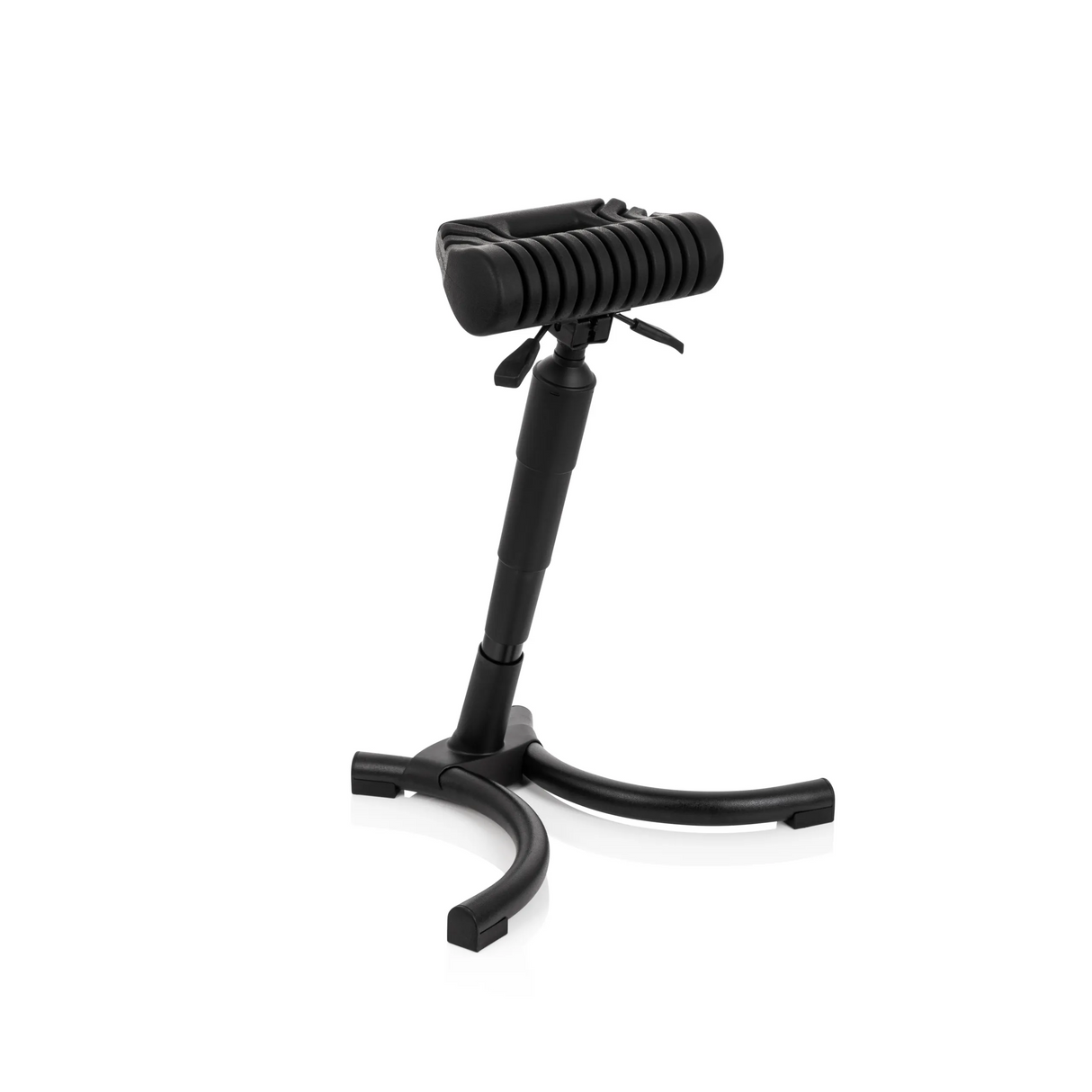 Schwarze Stehhilfe TOP WORK 33 mit gepolsterter Sitzfläche und dreiarmigem Standfuß von hjh OFFICE – 360-Grad-Ansicht (schräge Frontansicht 40°)