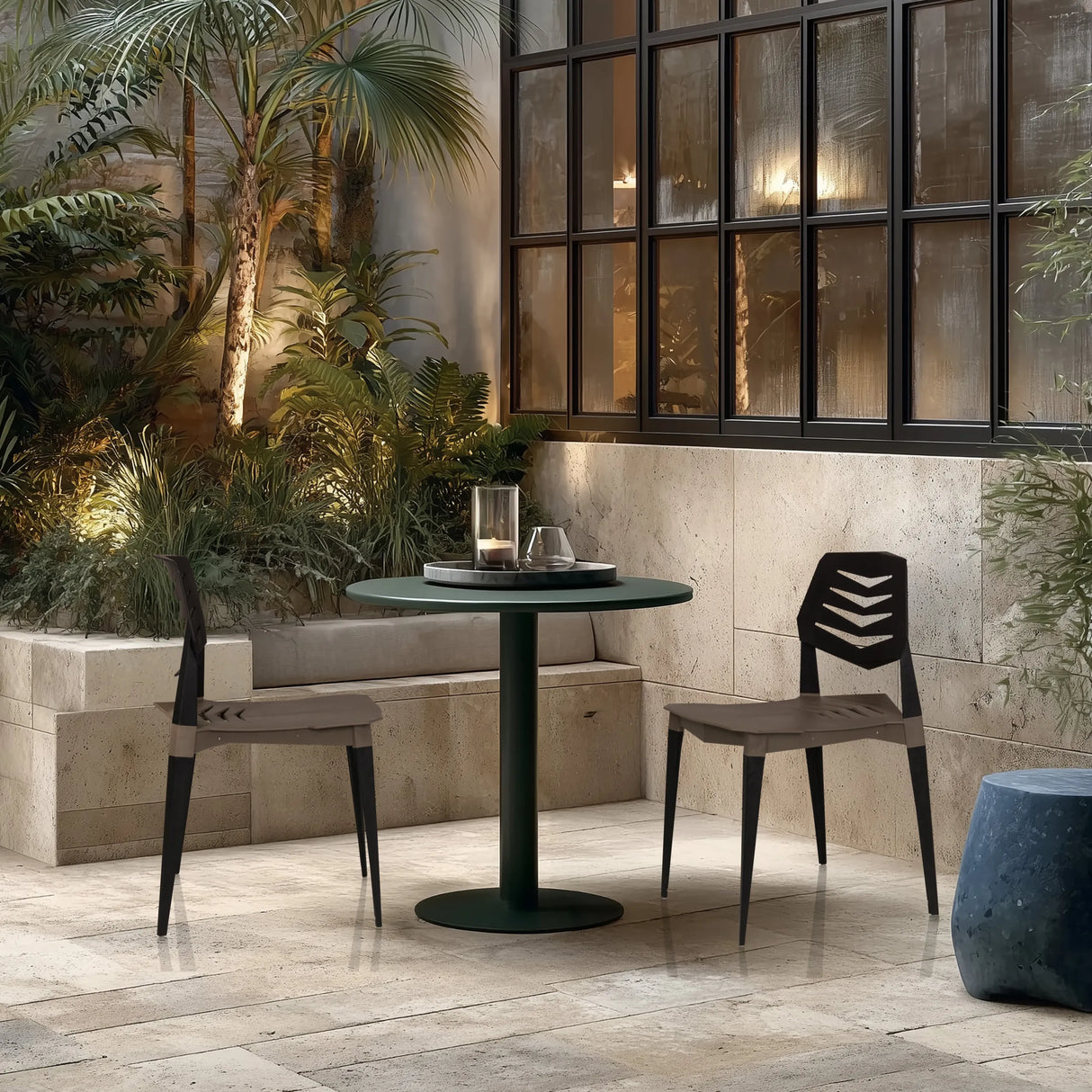 Zwei Outdoor Stühle Flecharo in Braun und Schwarz an einem runden Tisch von hjh LIVING