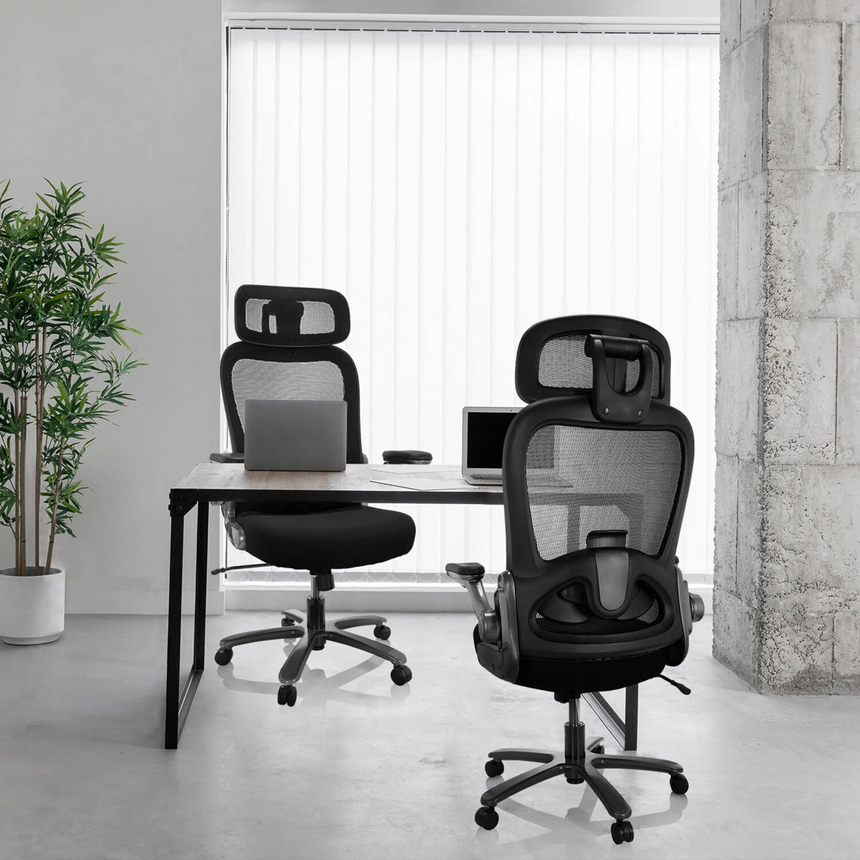 Zwei XXL Drehstühle INSTRUCTOR T I PRO mit Netzrücken und Stoffbezug in Schwarz an einem Schreibtisch von hjh OFFICE