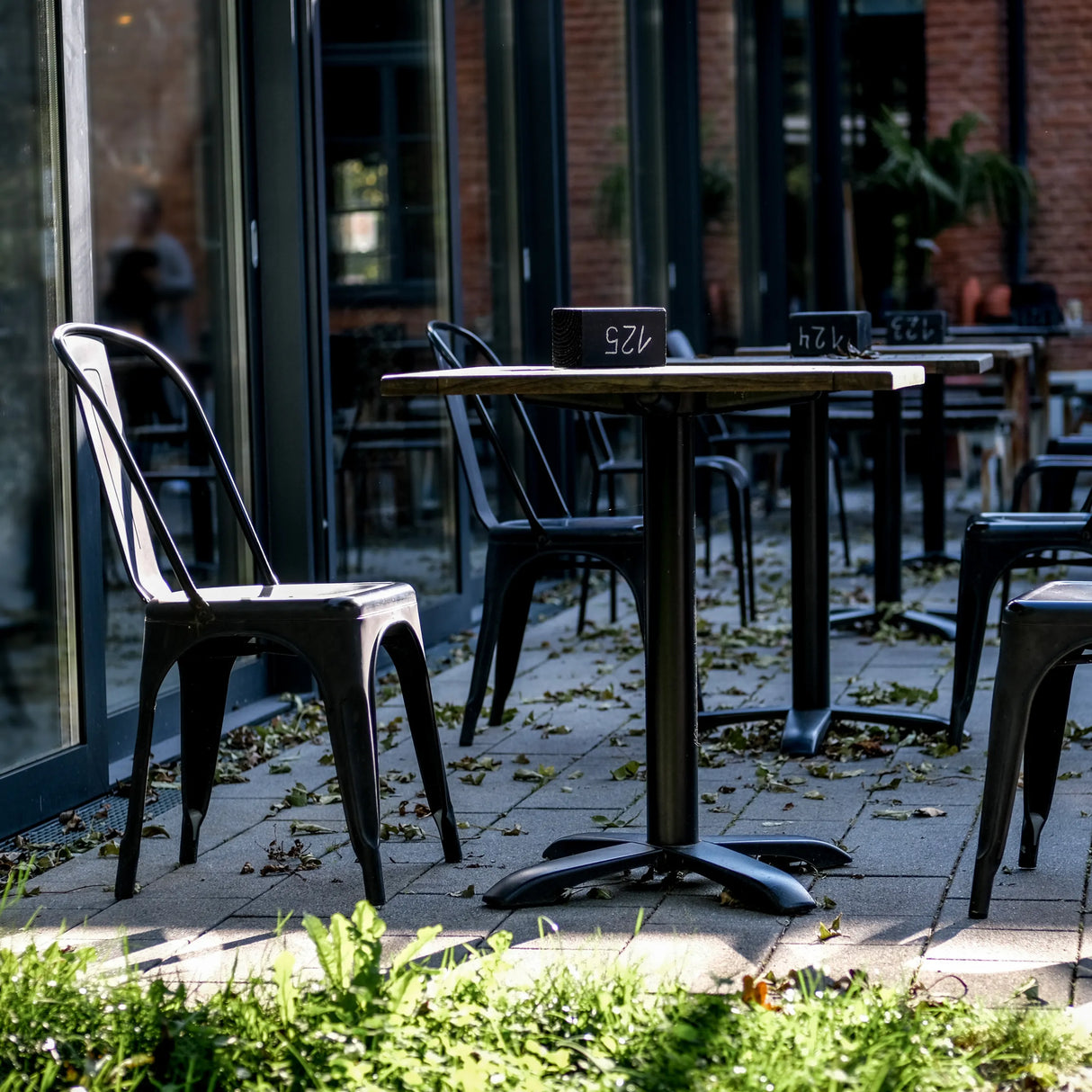 Schwarzer Bistrostuhl VANTAGGIO BRUSH mit passendem Tisch im Außenbereich von hjh OFFICE
