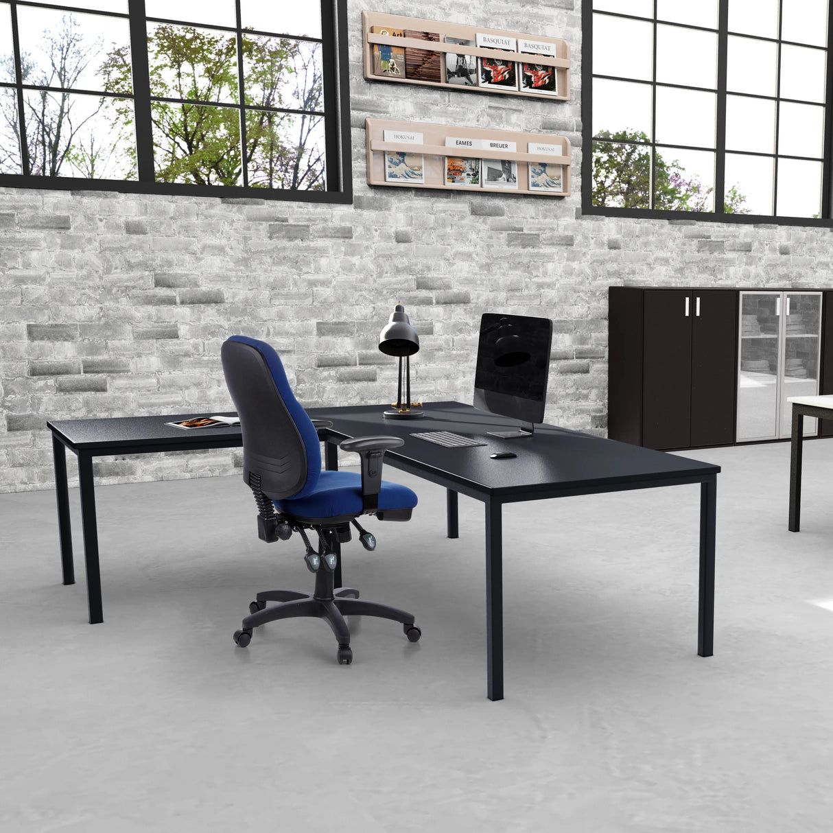 Blauer Profi-Bürostuhl ZENIT PRO an einem schwarzen L-förmigen Schreibtisch in einem modernen Büro von hjh OFFICE
