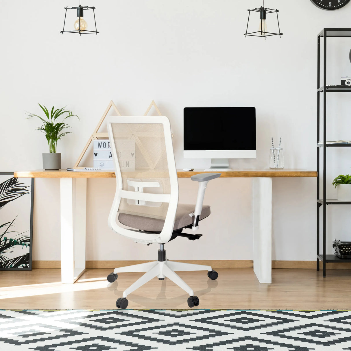 Beiger Profi-Bürostuhl PURE WHITE mit Netzrückenlehne und weißen Armlehnen von hjh OFFICE