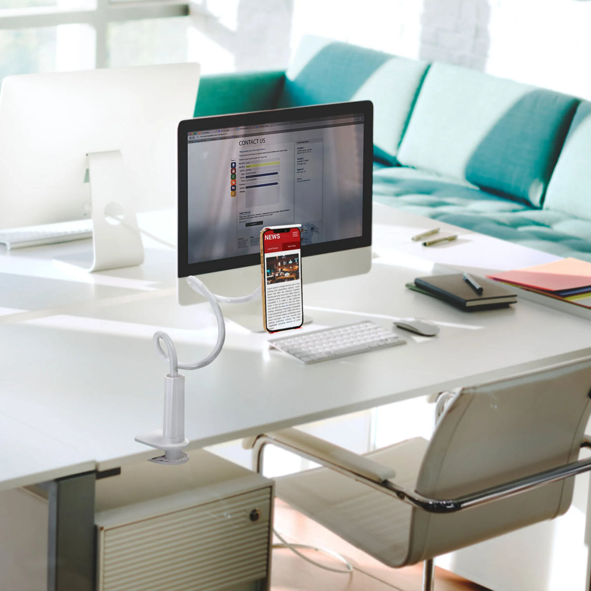 Weiße Handy- und Tablethalterung FLEXMOBI I an einem Schreibtisch mit Smartphone von hjh OFFICE
