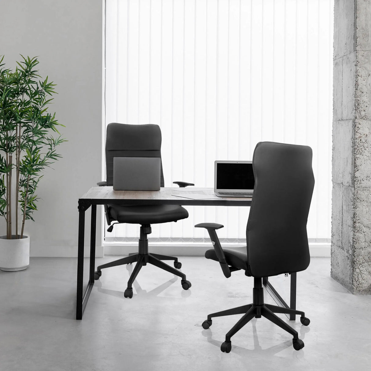 Zwei schwarze Home-Office-Bürostühle ARTON 30 an einem Schreibtisch von hjh OFFICE
