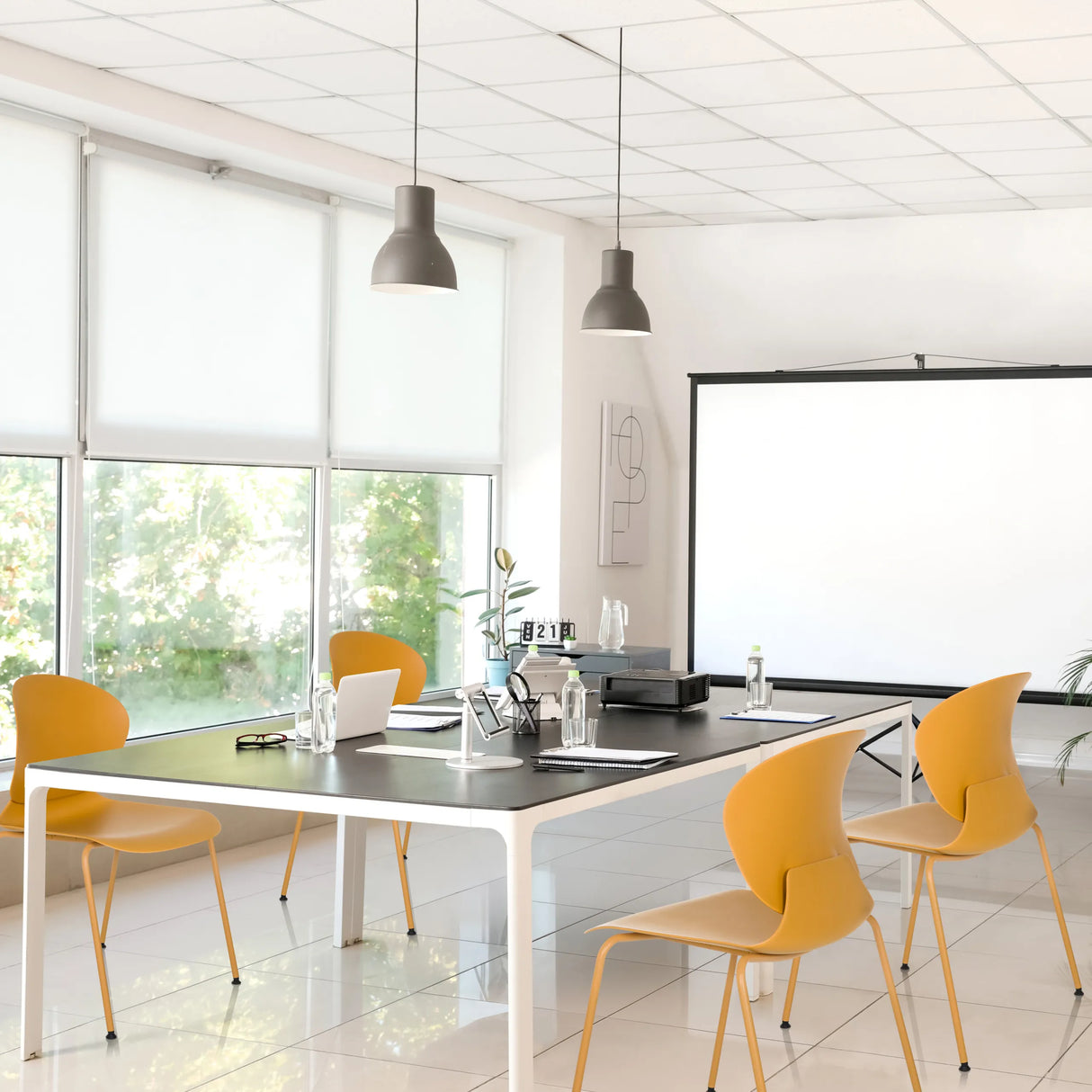 Gelber Vierfußstuhl T36 VI mit schmalen Beinen in einem hellen Konferenzraum von hjh OFFICE