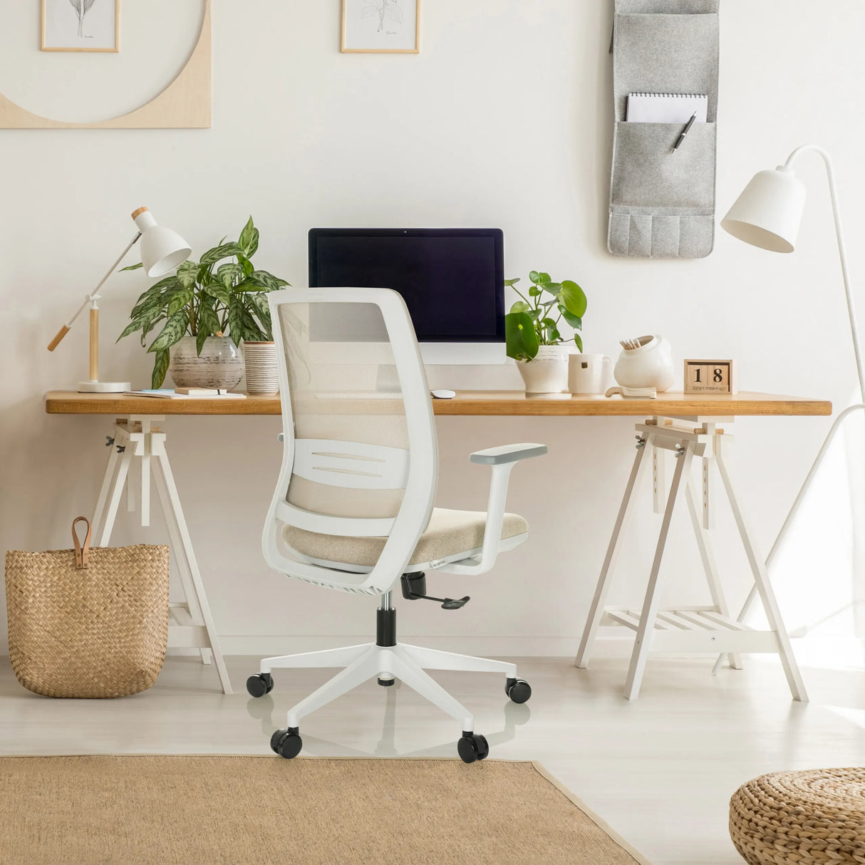 Beiger Homeoffice-Bürostuhl PROFONDO ECO W mit weißem Gestell und Netzrückenlehne von hjh OFFICE