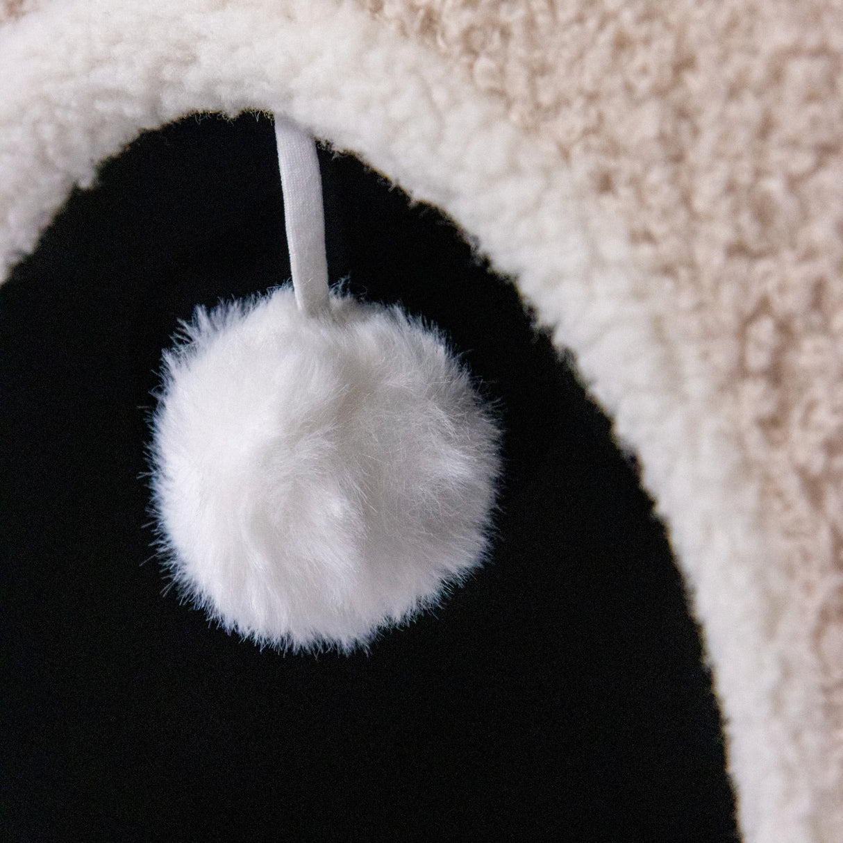 Weißer Pompon an einer beige-farbenen Katzenhöhle PAWY EB von hjh LIVING