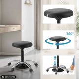 Höhenverstellbarer Drehhocker Operator Step mit 360-Grad-Drehfunktion und Rollen von hjh OFFICE (KI-generiertes Bild)