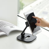 Schwarze Handy- und Tablet-Halterung FLEXMOBI IV mit einem eingesetzten Tablet auf weißem Untergrund von hjh OFFICE