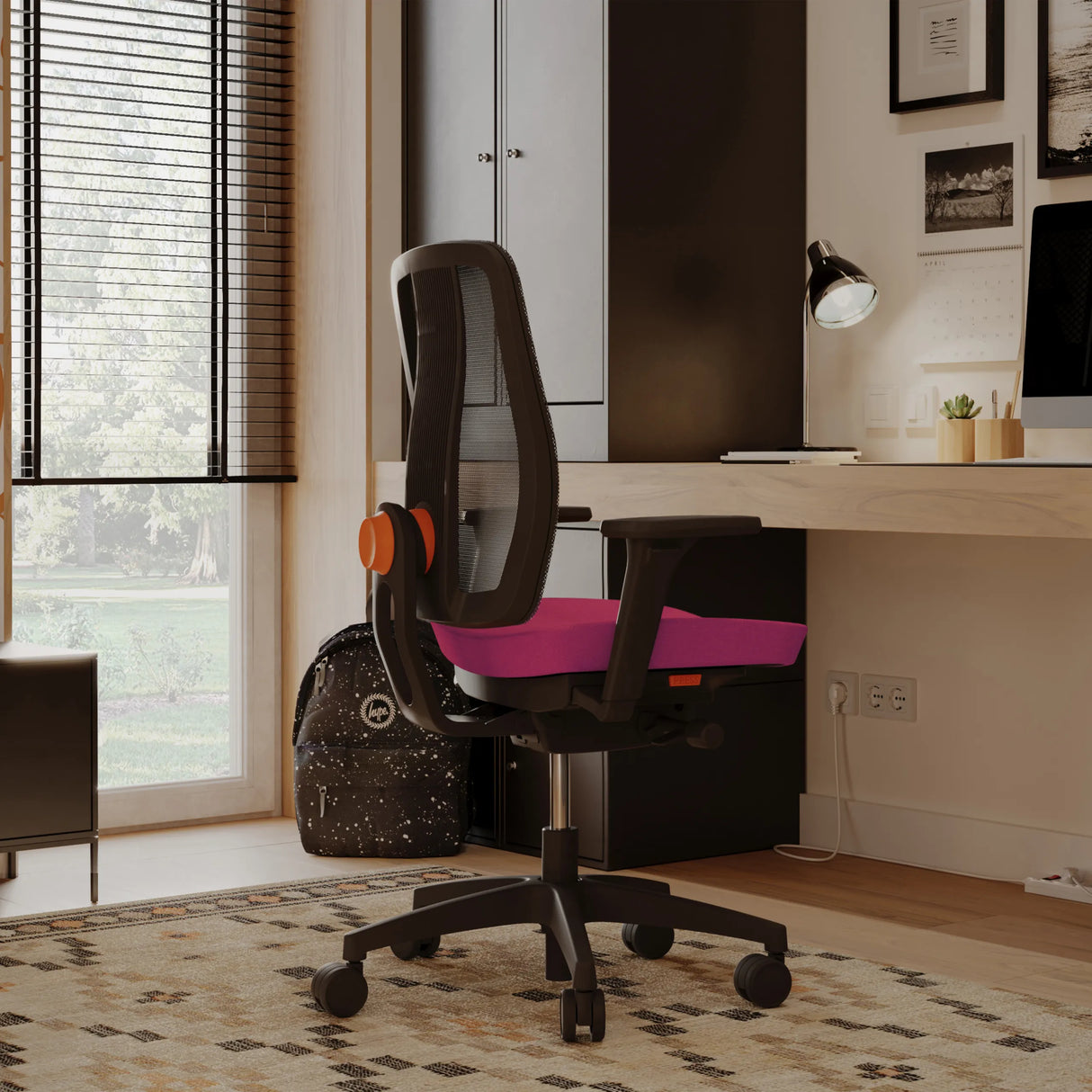 Rosa Kinderdrehstuhl ERGOJUNIOR BS mit Netzrückenlehne und schwarzen Armlehnen im Homeoffice von Grospol