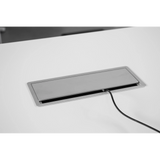 Silberne Kabelklappe des Zubehörs ELKL 31 mit herausgeführtem Kabel von hjh OFFICE PRO