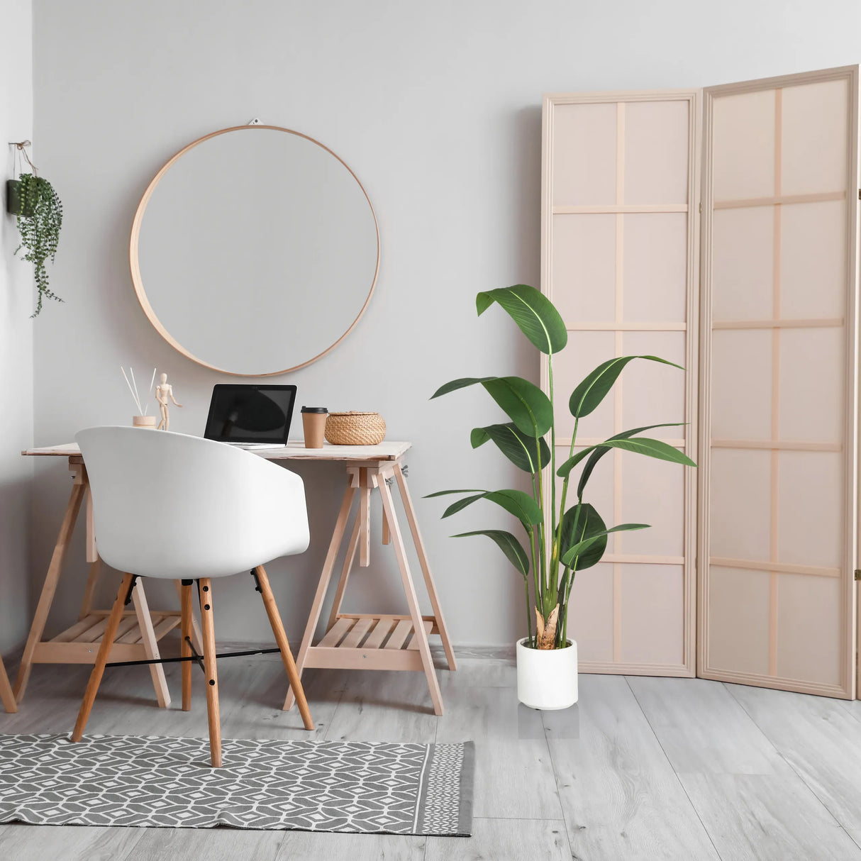 Grüne Kunstpflanze STRELITZIA in einem weißen Topf in einem hellen Raum von hjh OFFICE