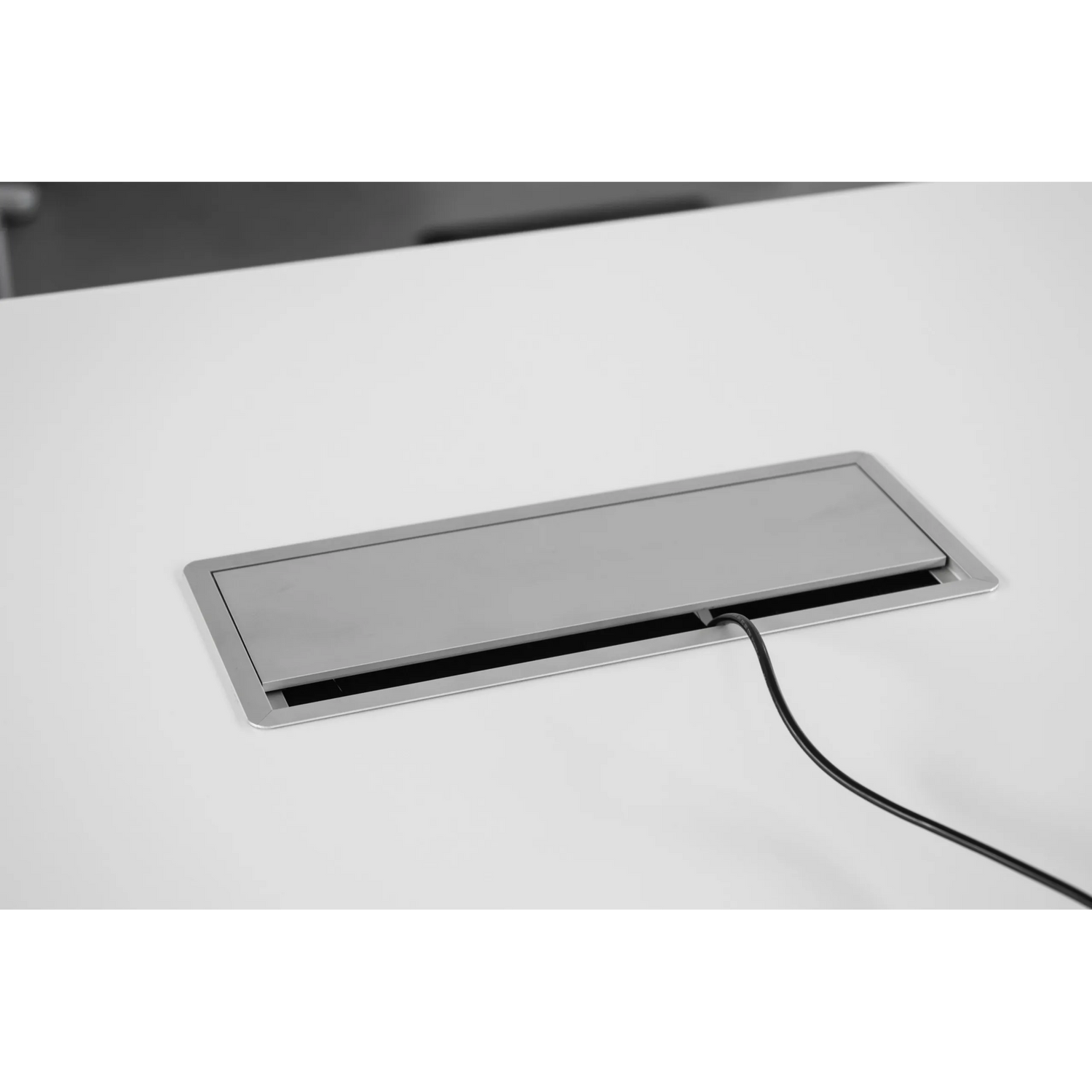 Silberne Kabelklappe des Zubehörs ELKL 31 mit herausgeführtem Kabel von hjh OFFICE PRO