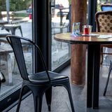 Schwarzer Bistrostuhl VANTAGGIO BRUSH mit geschwungener Rückenlehne an einem runden Tisch von hjh OFFICE
