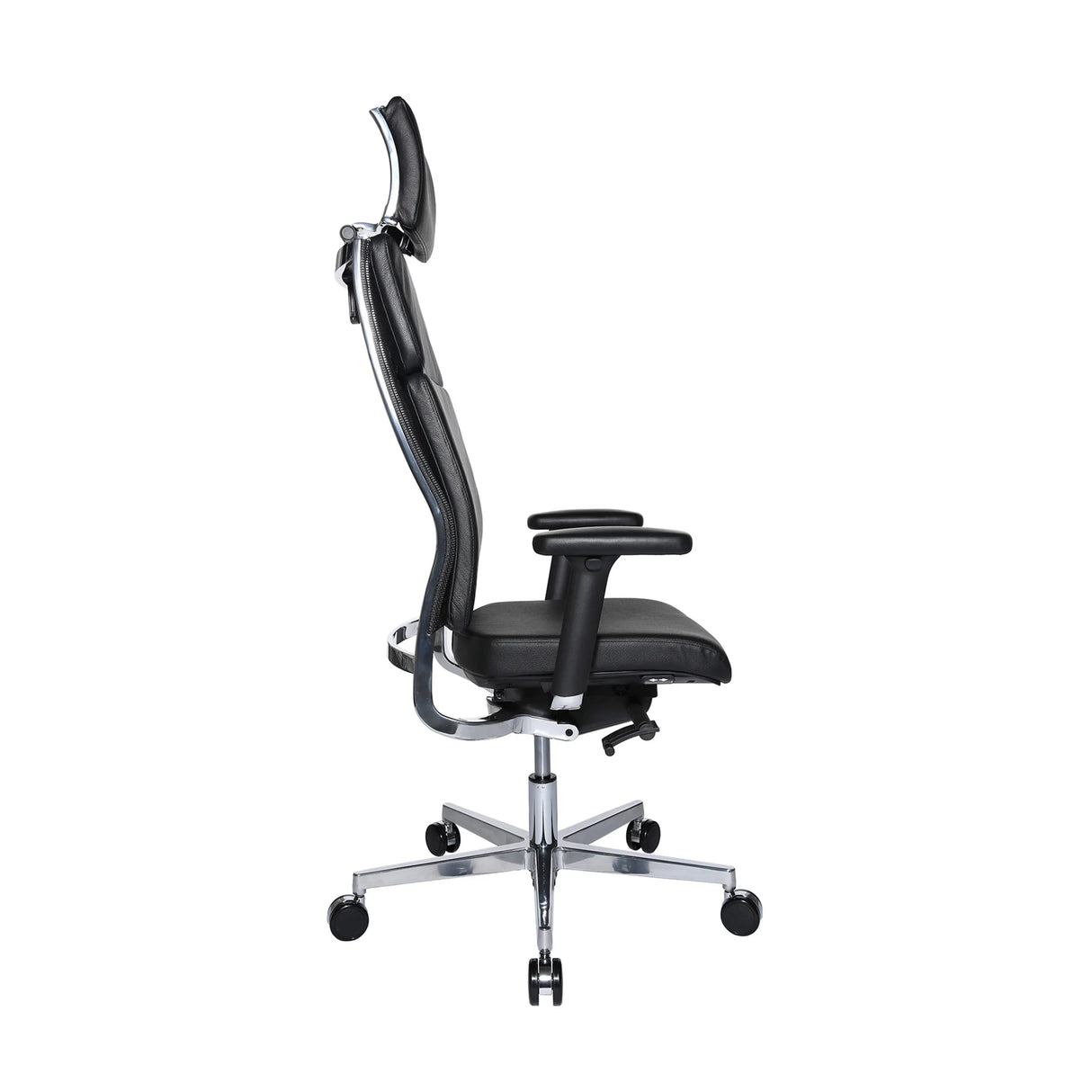 Seitenansicht des Chefsessels New Aluart Classic Leder in Schwarz mit verchromtem Fußkreuz und Armlehnen von Topstar
