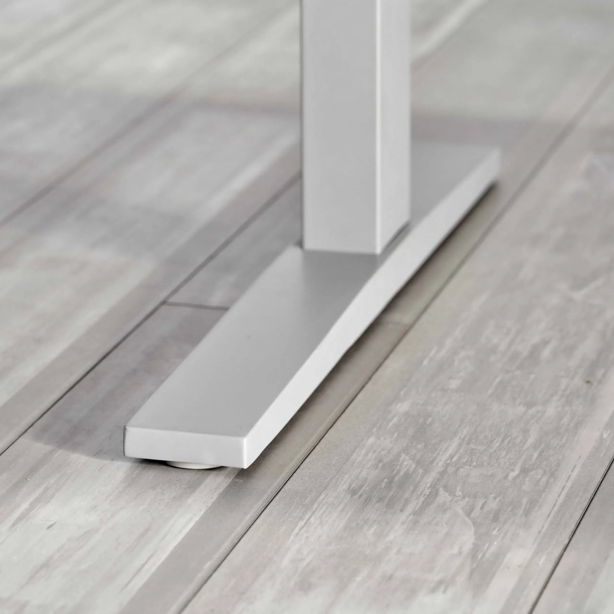 Silberfarbener Standfuß des elektrisch höhenverstellbaren Schreibtischs XMKA 16 G von hjh OFFICE PRO