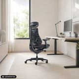 Schwarzer High-End-Bürostuhl LiberNovo Omni an einem höhenverstellbaren Schreibtisch von Libernovo (KI-generiertes Bild)