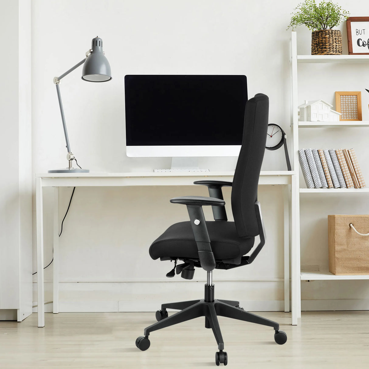Schwarzer Profi-Bürostuhl PRO-TEC 300 mit Armlehnen und Rollen an einem weißen Schreibtisch von hjh OFFICE