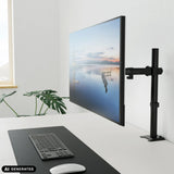 Schwarze Monitorhalterung Ergomount M1 mit befestigtem Bildschirm an einem Schreibtisch von hjh OFFICE (KI-generiertes Bild)
