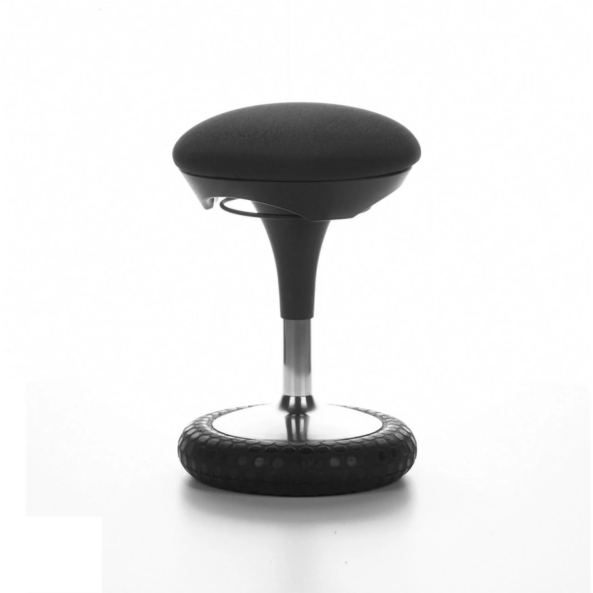 Schwarze Stehhilfe SITNESS 20 mit gepolsterter Sitzfläche und rundem Fuß von Topstar – 360-Grad-Ansicht (Seitenprofil 80°)