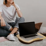Braune Laptopunterlage COMFILAP I aus Holz mit einem darauf platzierten Laptop von hjh OFFICE