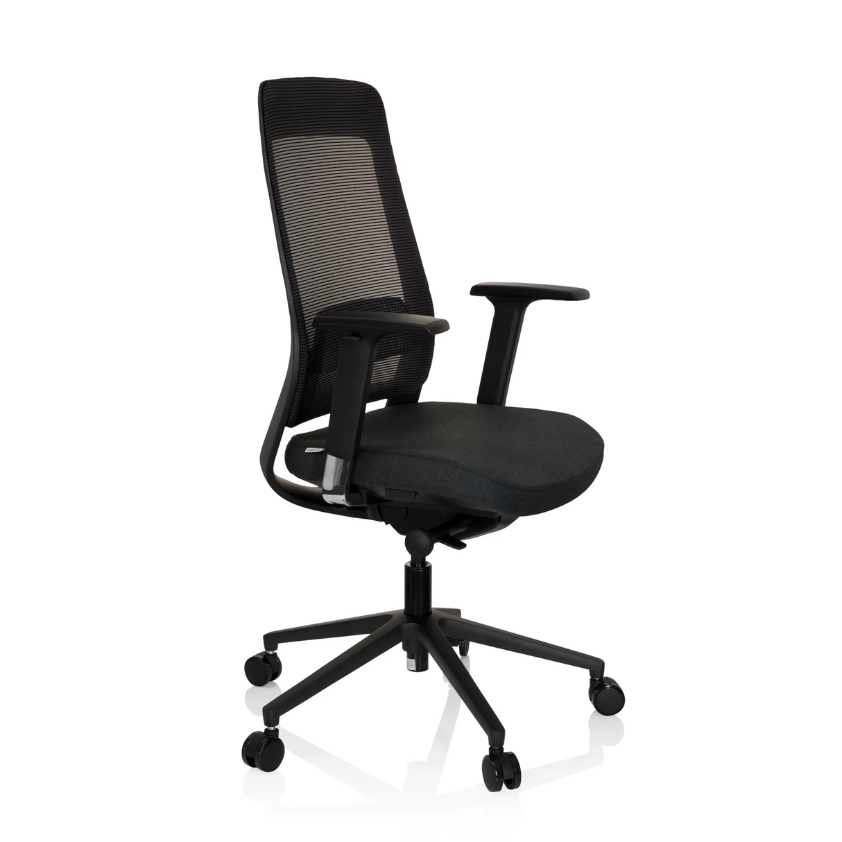 Schwarzer Profi-Bürostuhl CHIARO T1 BLACK mit Netzrücken und Fußkreuz mit fünf Rollen von hjh OFFICE – 360-Grad-Ansicht (schräge Frontansicht 60°)