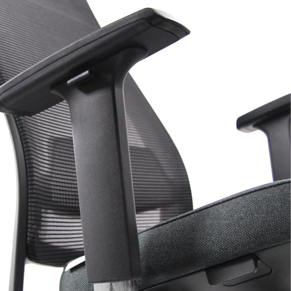 Schwarze Armlehne des Profi-Bürostuhls CHIARO T1 BLACK mit Netzrückenlehne und Polstersitz von hjh OFFICE
