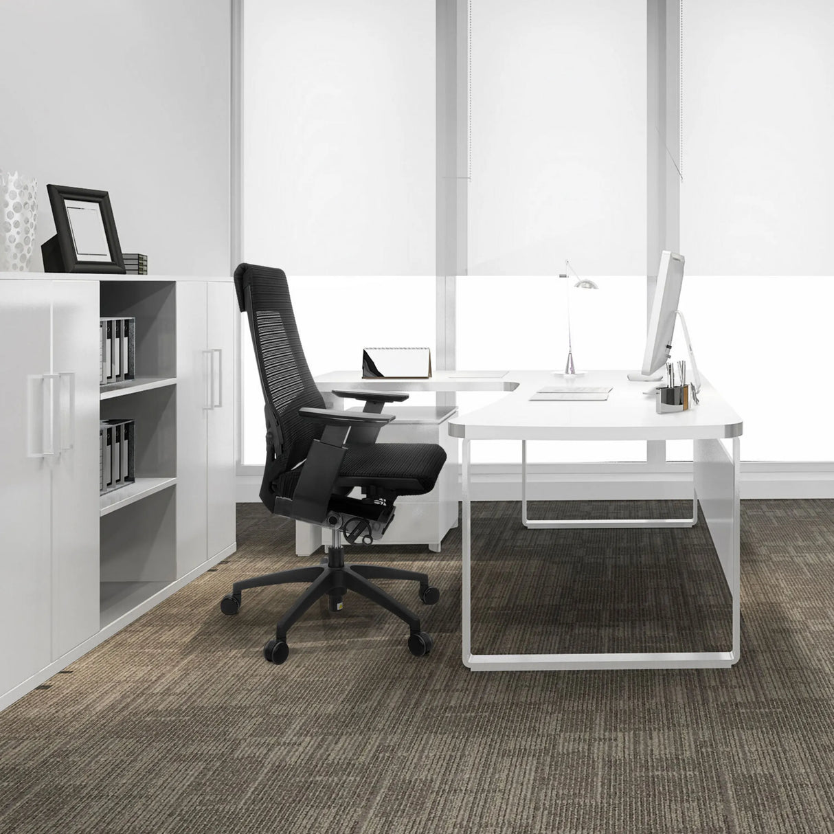 Schwarzer Profi-Bürostuhl GENIDIA SMART BLACK mit Netzrückenlehne und Armlehnen von hjh OFFICE