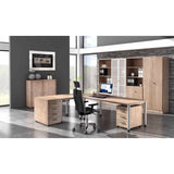 L-förmiger Schreibtisch HILO 16 S in Asteiche mit zwei Rollcontainern und einem schwarzen Bürostuhl von hjh OFFICE PRO