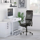 Homeoffice Chefsessel ARTON 20 in Schwarz mit Netzrückenlehne und Armlehnen vor einem weißen Schreibtisch von hjh OFFICE