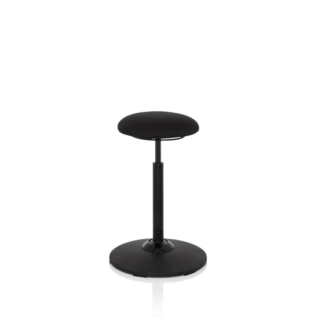 Schwarze Stehhilfe BALANCE SIT mit rundem Sitzpolster und kreisförmigem Standfuß von hjh OFFICE – 360-Grad-Ansicht (schräge Frontansicht 40°)