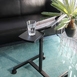 Schwarze Ablagefläche des Stehschreibtisches VM-SL mit Glas und Magazin auf einem Teppich von hjh OFFICE