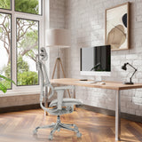 Grauer Luxus-Chefsessel ERGOHUMAN SLIM ULTRA G GEN2 mit Netzrücken an einem Schreibtisch im Homeoffice von hjh OFFICE