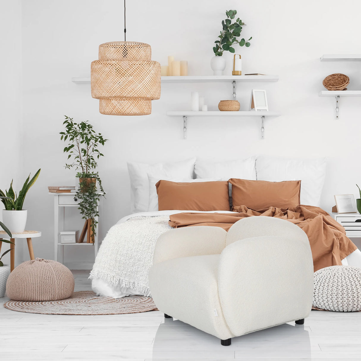 Weißer Loungesessel VERDUNA mit weicher Polsterung und kurzen schwarzen Füßen von hjh LIVING