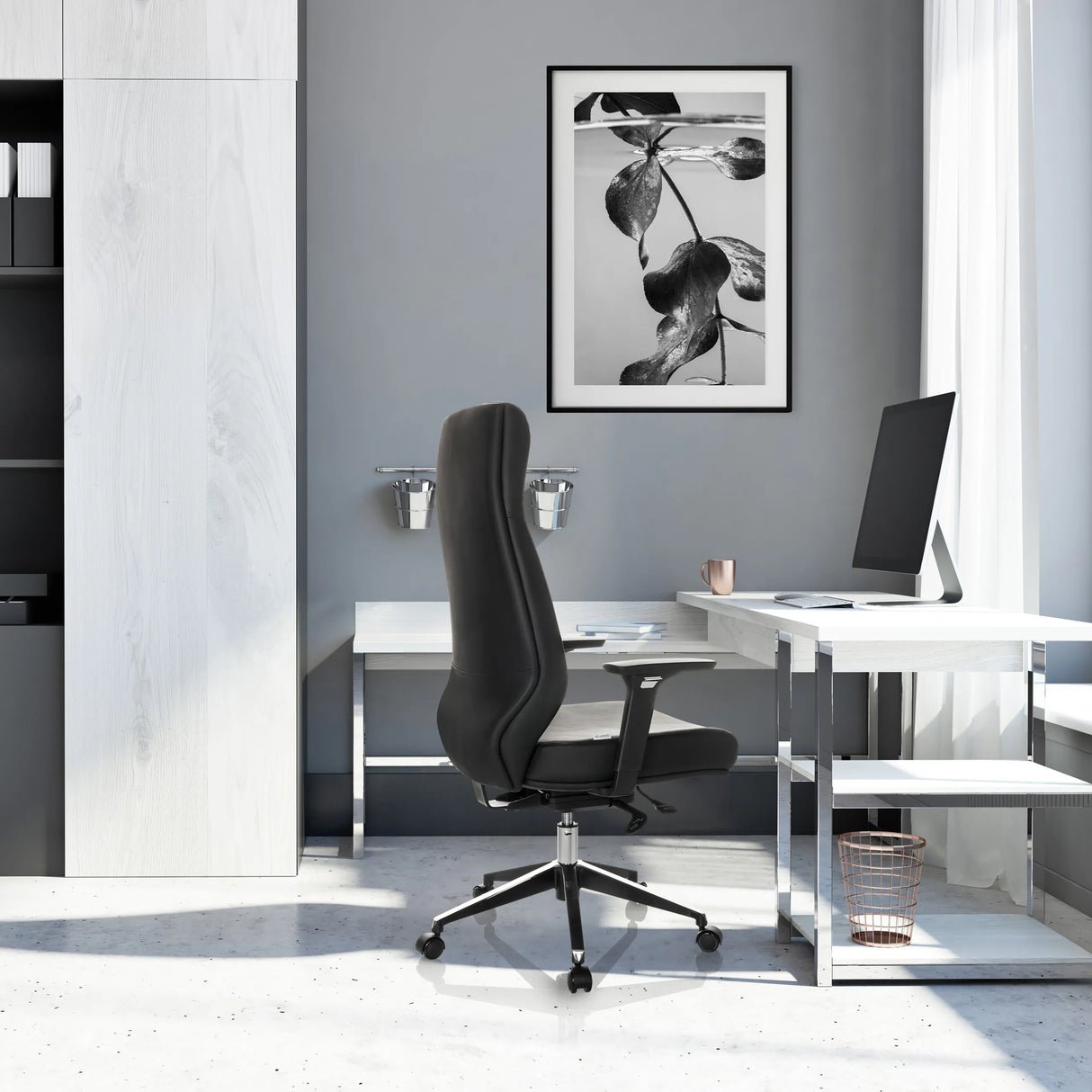 Profi-Chefsessel VITORO ECO in Schwarz mit hoher Rückenlehne und Fußkreuz vor einem weißen Schreibtisch von hjh OFFICE