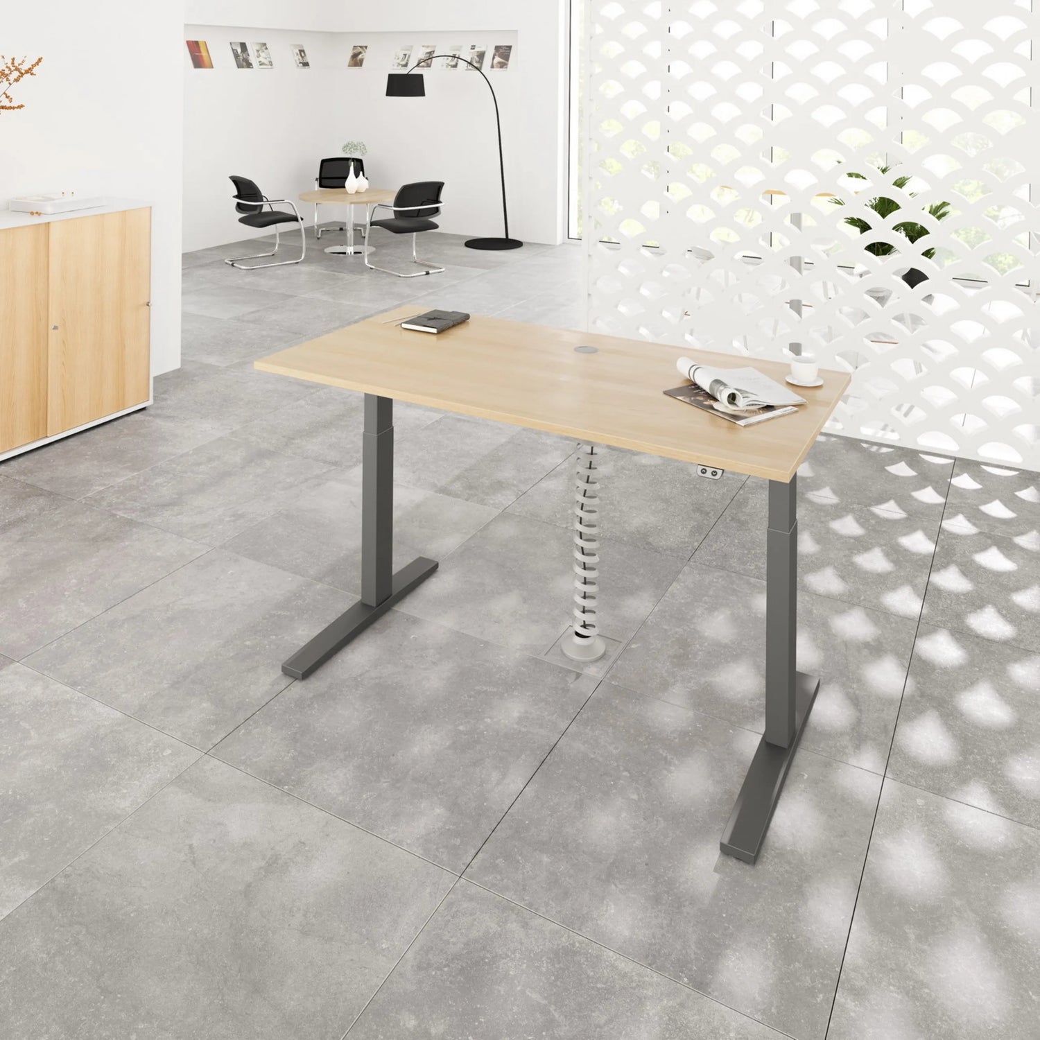Elektrisch höhenverstellbarer Schreibtisch XMKA 16 G in Asteiche mit grauen Beinen von hjh OFFICE PRO