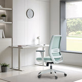 Homeoffice-Bürostuhl PROFONDO ECO W in Mint mit Netzrückenlehne an einem weißen Schreibtisch von hjh OFFICE