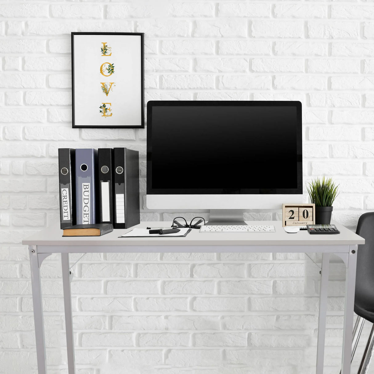 Weißer Schreibtisch WORKSPACE I mit Maßen von 100 × 50 cm vor einer weißen Ziegelwand von hjh OFFICE