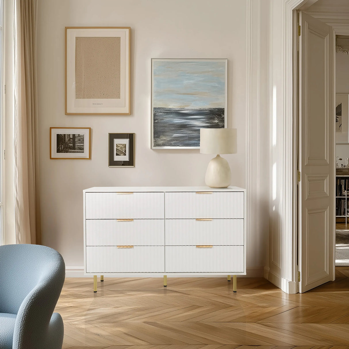 Weißes Sideboard HJELLE mit sechs Schubladen, goldenen Griffen und Beinen von hjh LIVING