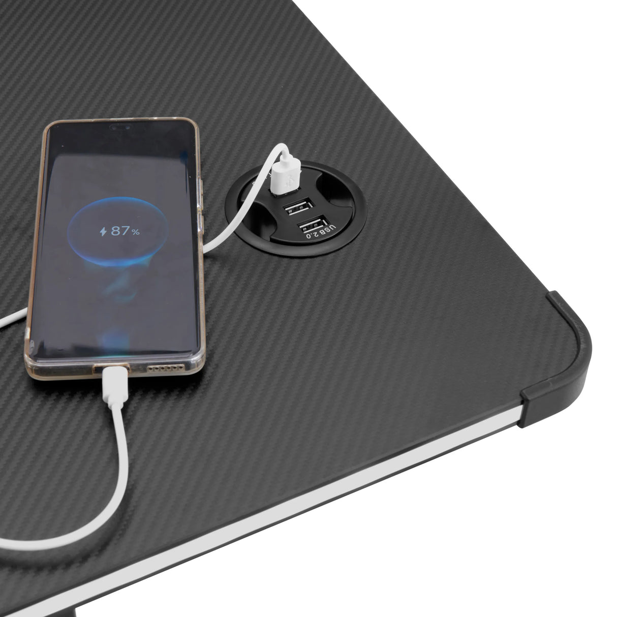 Integrierte USB-Ladestation mit Smartphone auf der Tischplatte des Schreibtisches Worktime Game von hjh OFFICE