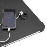 Integrierte USB-Ladestation mit Smartphone auf der Tischplatte des Schreibtisches Worktime Game von hjh OFFICE
