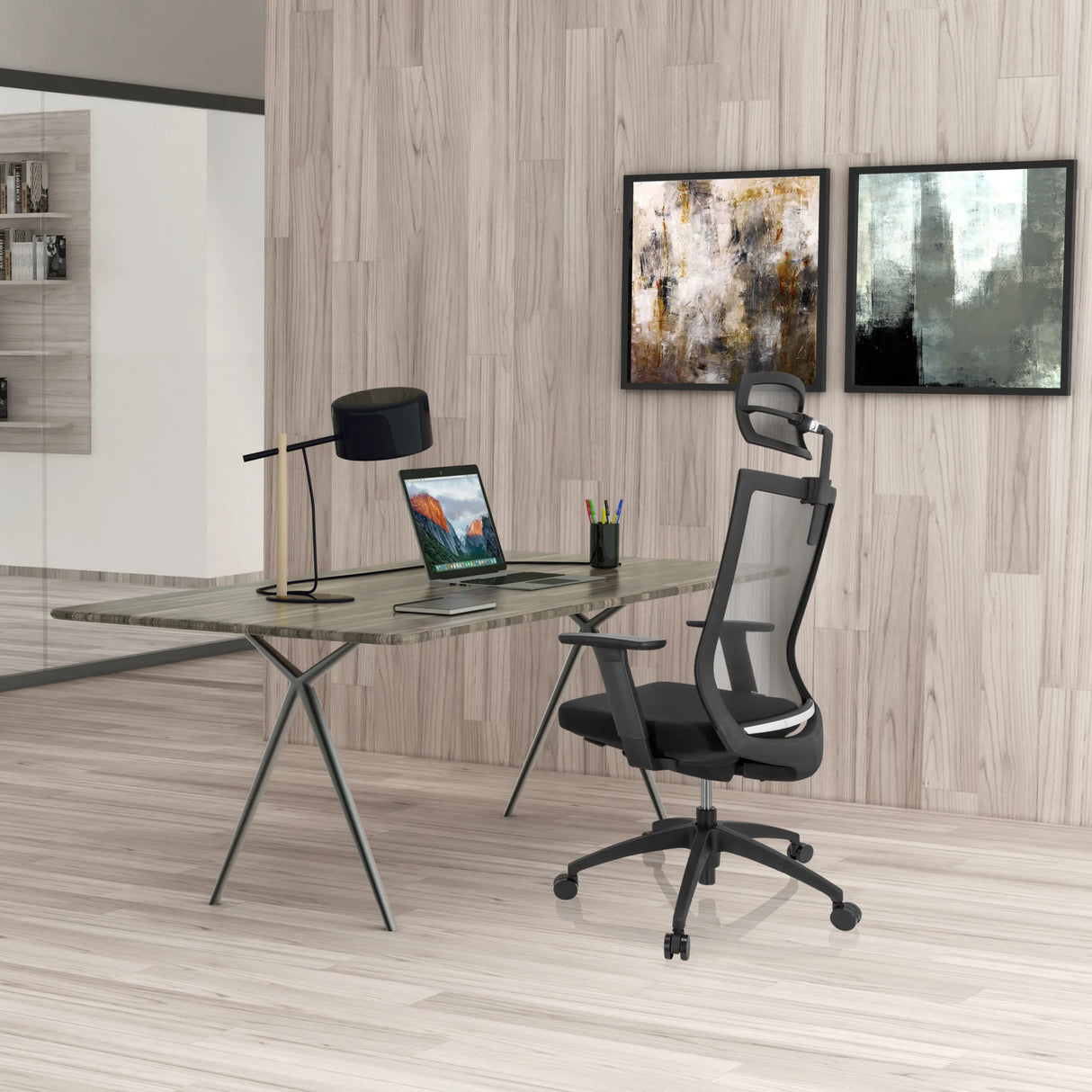 Schwarzer Profi-Bürostuhl ASPEN PRO mit Netzrückenlehne und Kopfstütze an einem Schreibtisch von hjh OFFICE