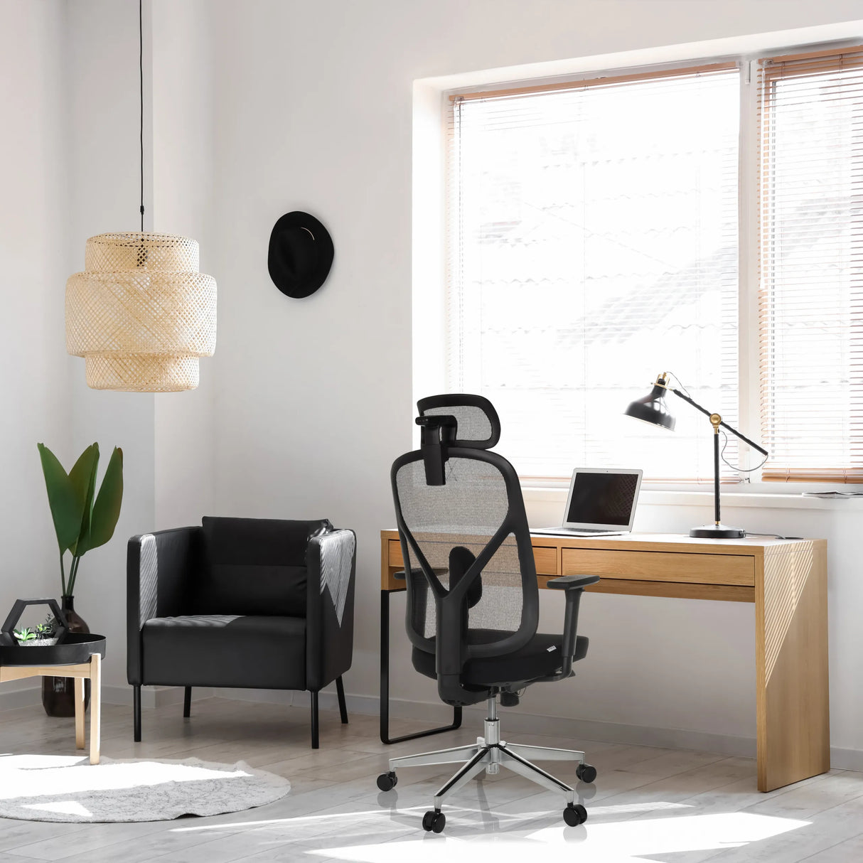 Profi-Bürostuhl RALOO PRO in Schwarz mit Netzrückenlehne und Kopfstütze an einem Schreibtisch von hjh OFFICE